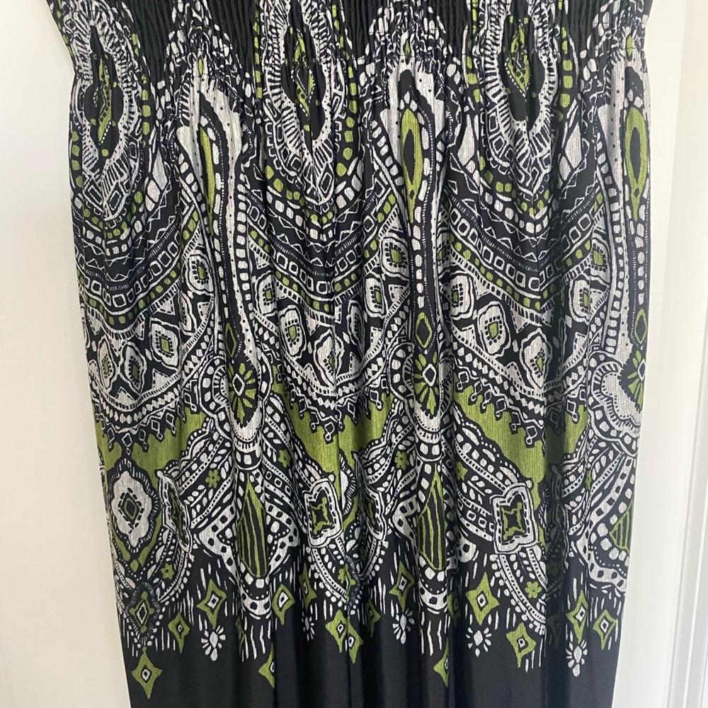 Elegant Black and Green Patterned Dress